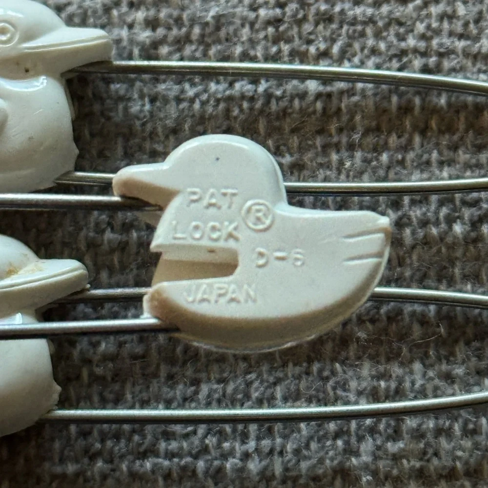 Vintage baby diaper pins White Duck-Shaped Decorative Bird babies kids bibs‎